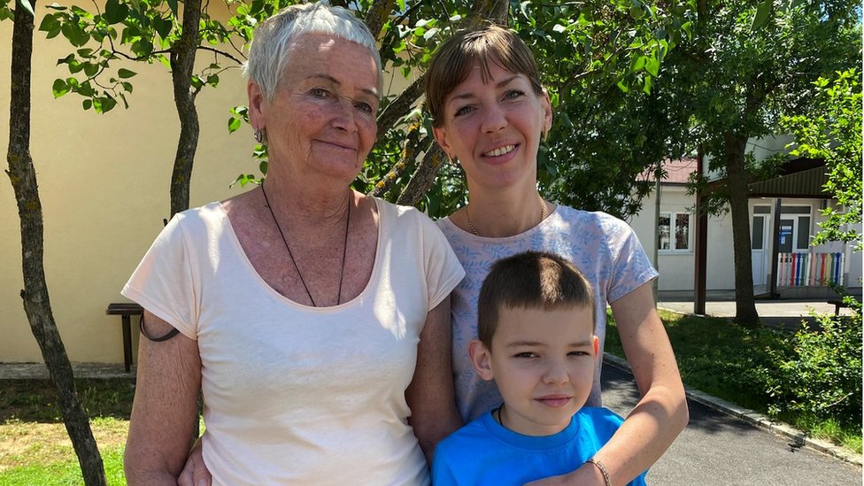 Galina Šipova (levo), Antonina Fomenko (desno) i njen sin Jurij upoznali su se u Prihvatnom centru Vranje, nakon bekstva iz Ukrajine/BBC/Jovana Georgievski