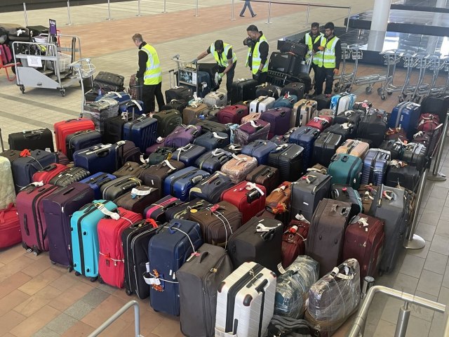 Šokantne slike sa aerodroma, 15.000 putnika u problemu: More prtljaga, otkazani letovi... FOTO