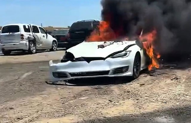Tesla se zapalio na otpadu – tri nedelje nakon udesa VIDEO