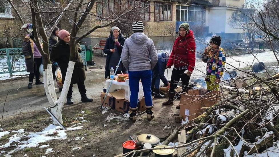 Nakon što je Buèa ostala bez struje, komšije u Staklozavodskoj ulici ložile su vatru i kuvale u dvorištu/Galina Šipova