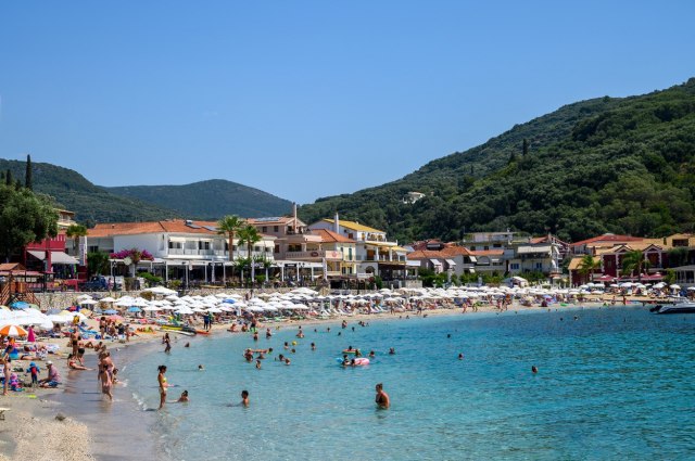 Srpski turisti imaju nov naèin da saèuvaju mesto na plaži: "Žao mi glave koja je ovo smislila"