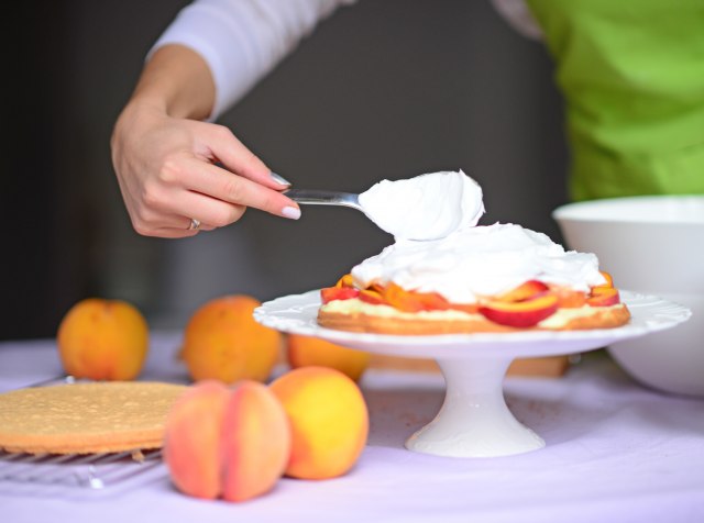 Ne peče se, osvežava u trenutku: Kolač sa breskvama i keksom