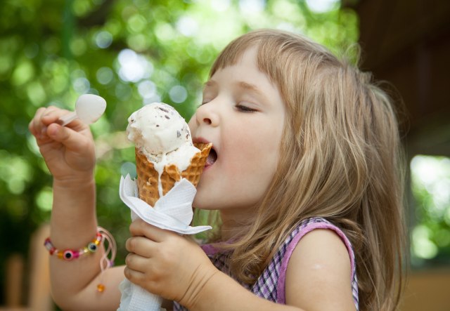 "Mama hoæu još sladoleda": Kako nauèiti decu da razviju zdrav odnos prema slatkišima