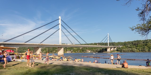 Drama na Štrandu: Pijan skočio sa mosta pred prepunom plažom, spasioci ga izvukli VIDEO