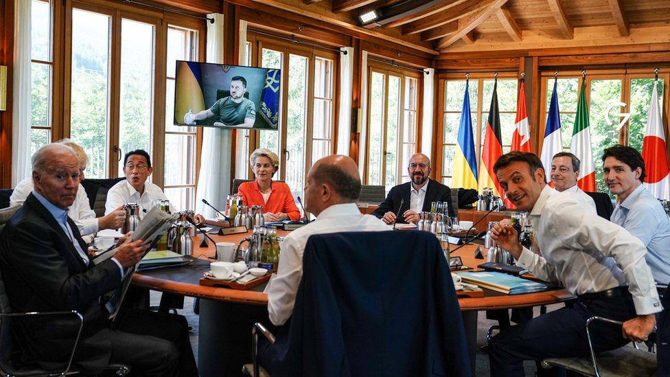 Lideri G7 sa predsednicom Evropske komisije Ursulom fon der Lajen i predsednikom Evropskog saveta Šarlom Mišelom/EPA