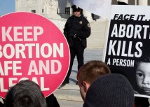 Suprotstavljene strane: Aktivisti za pravo na abortus i aktivisti protiv abortusa na protestima u Vašingtonu/Reuters