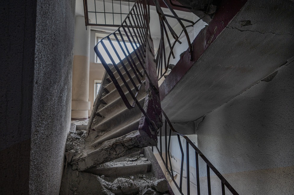 Betonsko stubište dva sprata iznad Romanovog stana, uništeno je u direktnom pogotku krova/BBC
