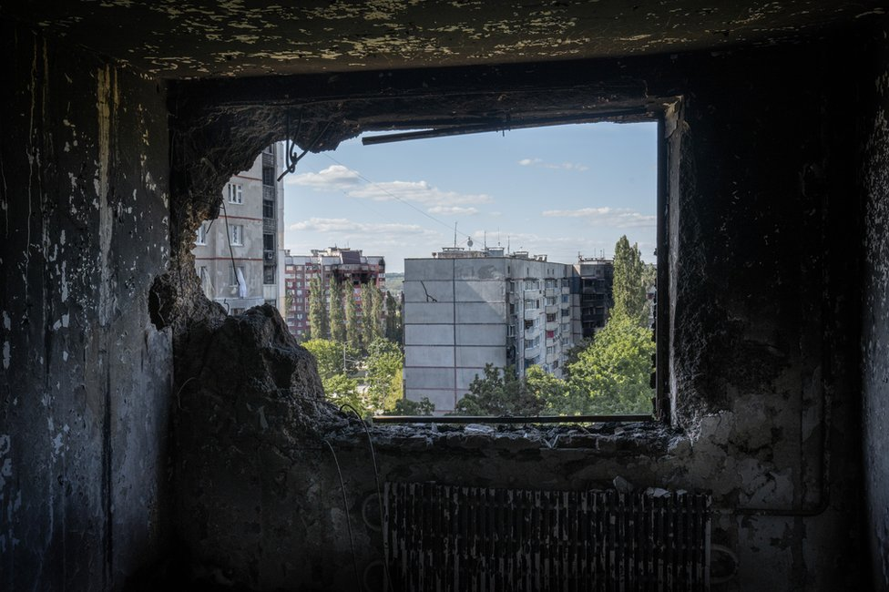 Pogled iz razorenog stana u Saltivki. Mnogi stanovi su praktièno pretvoreni u pepeo/BBC
