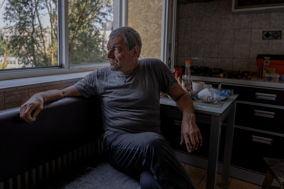 Valerij Ivanoviè gleda kroz prozor svoga stana. Samo je dvoje ljudi ostalo od 18 stanova u ovom krilu zgrade/BBC