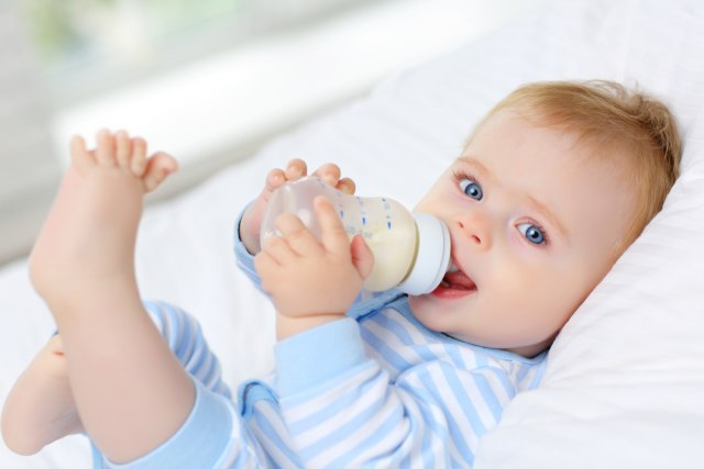Zašto bebe ne bi trebalo i tokom leta da piju vodu