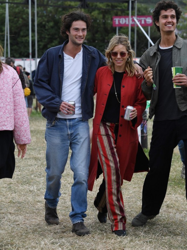 Tik ispred bivšeg na Vimbldonu: Glumica i 15 godina mlaði deèko razmenjivali nežnost FOTO