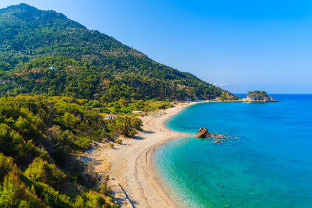 Prizor na grèkoj plaži nasmejao mnoge: "Ne plaæa ležaljku, a uživa na njoj" VIDEO
