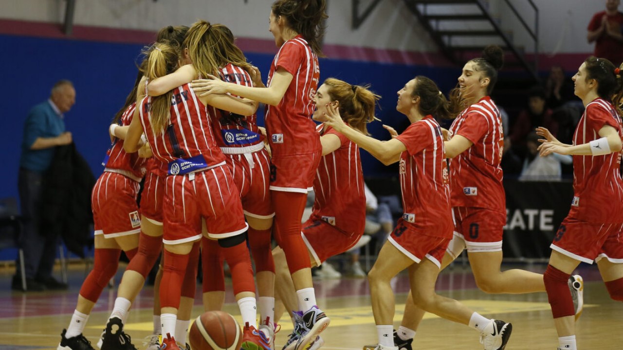Giocatori di basket della Stella Rossa nelle qualificazioni all’Eurolega