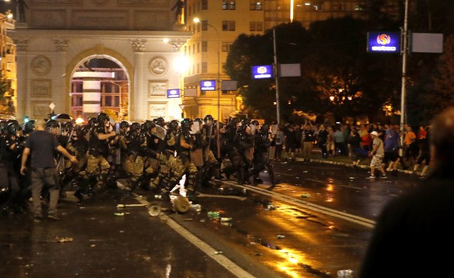 Kamenice i pretnje pištoljima na protestu opozicije u Skoplju