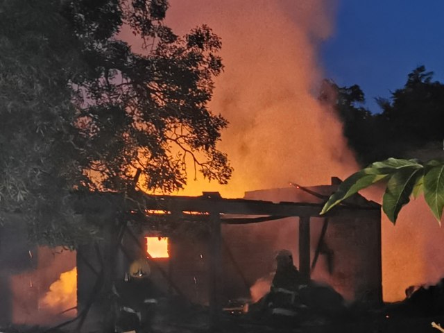 Buktinja kod Čačka, u požaru do temelja izgoreo objekat od 500 kvadrata; vatrogasci sat vremena na terenu FOTO