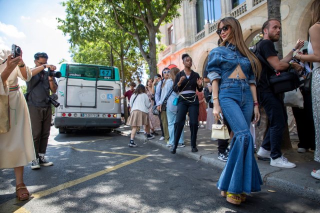 Ulična moda u Parizu rešava dilemu 