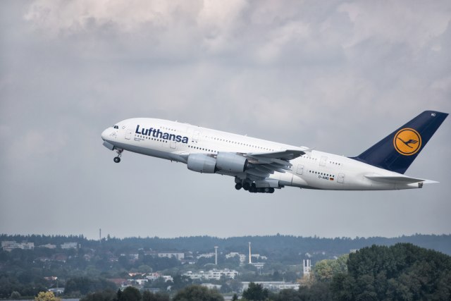 Lufthansa podiže cene avio-karata kako bi odvratila putnike od letenja