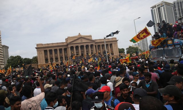 Predsednik Šri Lanke pobegao; stranke razgovaraju o situaciji u zemlji; zapaljena rezidencija premijera