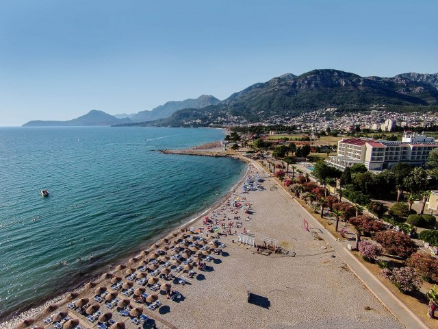 Ležaljke 8 evra, apartman 40 evra: Za B92.net sa crnogorskih plaža: "Èista voda, milina"