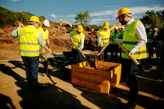 Četiri kilometra, 1.000 putnika po satu i 40 gondola: Položen temeljac za žičaru Kotor-Lovćen