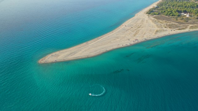 Prelepa, ali opasna: Grčka plaža koja je umalo koštala života dvojicu makedonskih turista VIDEO