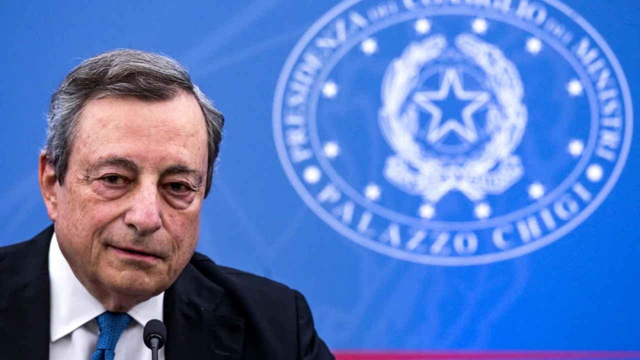 Il governo italiano caduto;  Il premier Mario Draghi si dimette, il presidente non accetta