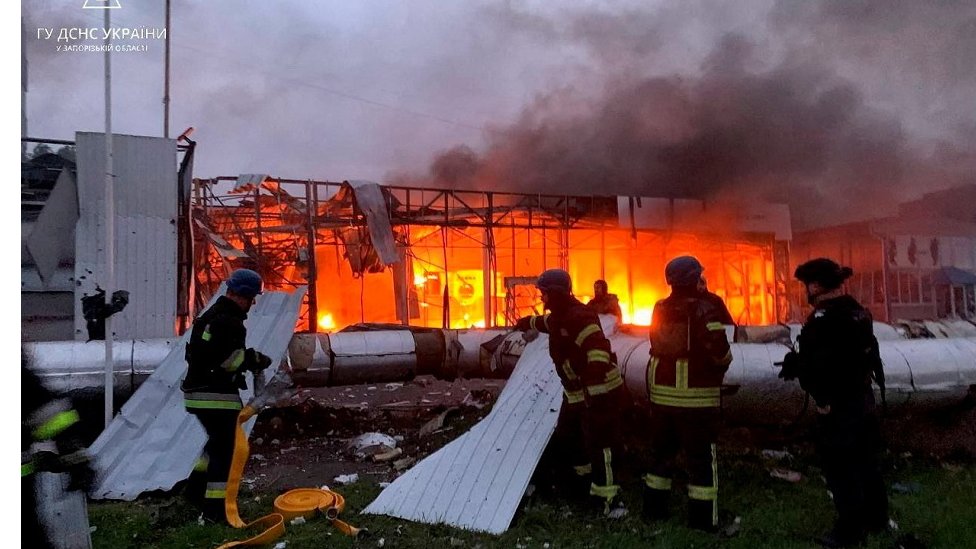 Vatrogasci gase požar posle raketnog napada na Zaporožje/STATE EMERGENCY SERVICE OF UKRAINE/Reuters