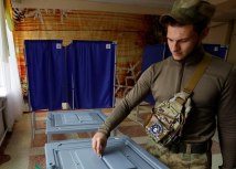 Pripadnik proruskih snaga glasa na referendumu u Donjecku - Ukrajina i zapadne zemlje su poruèile da je glasanje lažno/Reuters