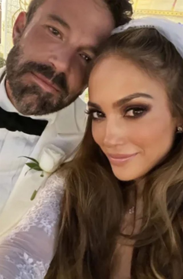 Dženifer Lopez posle prve bračne noći: Pospana i nasmejana pokazuje prsten FOTO