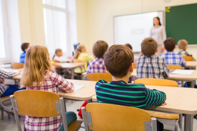 Da li bi đaci trebalo da ustaju svojim nastavnicima? Stručnjaci podeljeni ANKETA