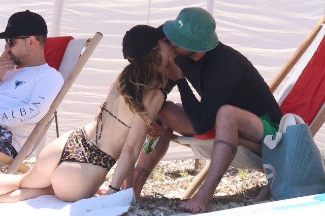 Bezuspešno se kriju: Poljubac i leopard bikini u prvom planu FOTO