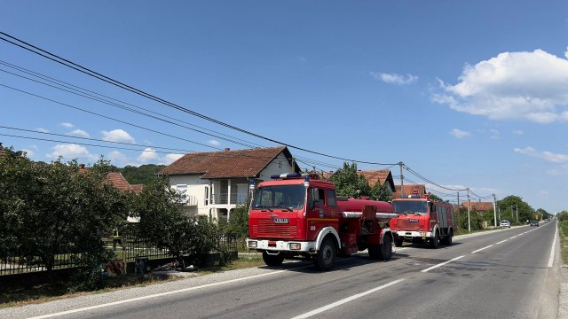 Drama u selu kod Trstenika, plamen visok preko deset metara gutao krovnu konstrukciju FOTO