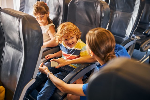 Putovanja sa malom decom ne moraju da budu horor: "Trik za letenje avionom"  VIDEO