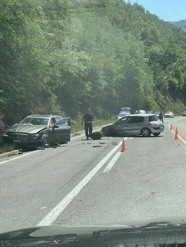 Teška saobraćajna nesreća kod Drenove: Sudarila se dva vozila