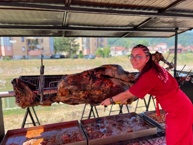 Ona je jedina žena u Srbiji koja peèe vola: "Svi koji ga probaju kažu da im je to posle omiljeno"