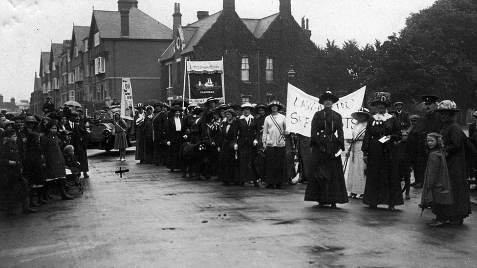 Marš sifražistkinja 1913. godine, koji je organizovala Katarina Harlej/LSE Library