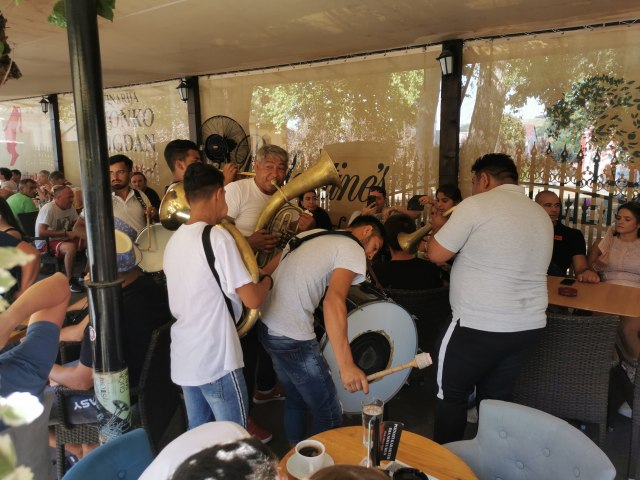 Pivo ujutru 350, uveèe 600, a kilogram jagnjetine 3.800 dinara: "Ko voli nek izvoli"