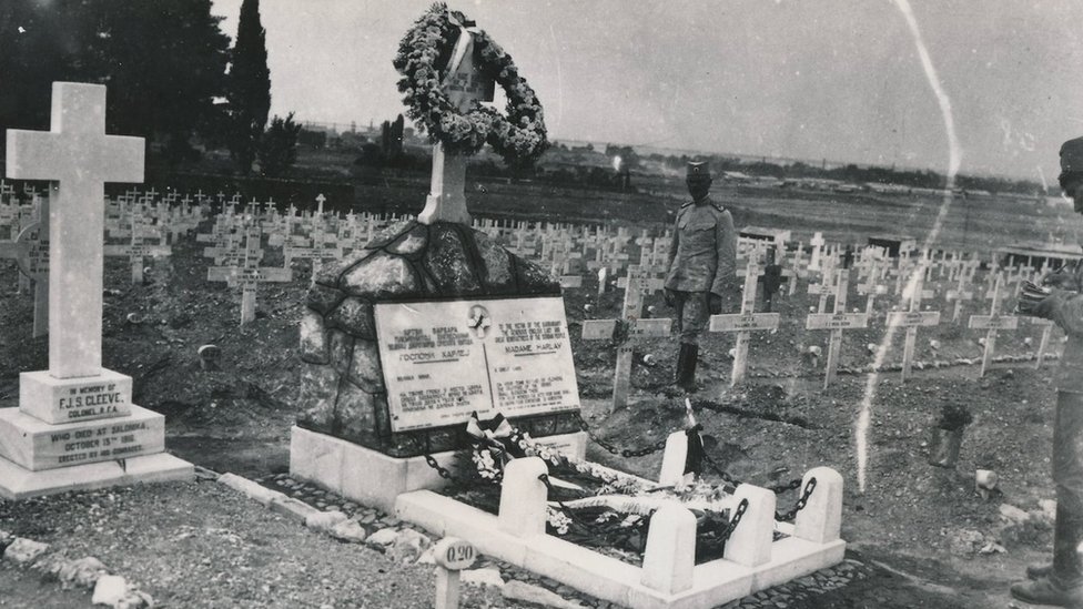 Grob Katarine Harlej ubrzo nakon sahrane/Vojni muzej u Beogradu