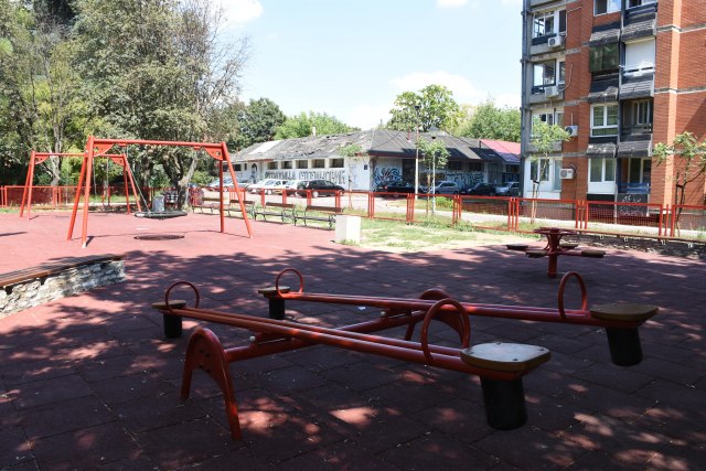 Obnovljeno i uređeno dečje igralište u Ulici Svetozara Papića FOTO