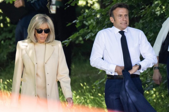 Bračni par Makron na godišnjem odmoru, žene primetile nešto kad se Emanuel skinuo FOTO