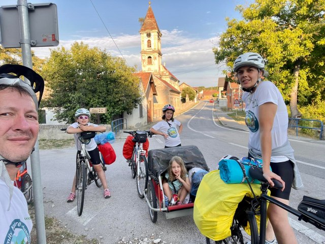 Sa troje dece biciklima od Srbije do Švajcarske: "Dignemo šator, tuš okaèimo o drvo"