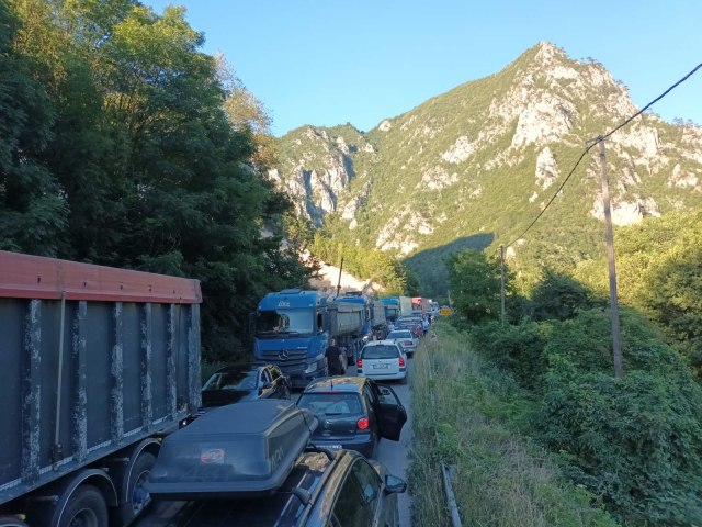 Potpuni kolaps na graniènom prelazu sa Crnom Gorom: "Sve stoji"