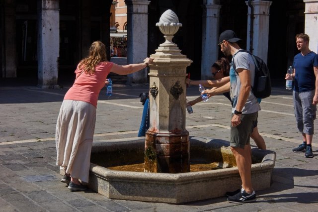 Venecija u problemu – rešenje: Turisti koji piju vodu iz fontana