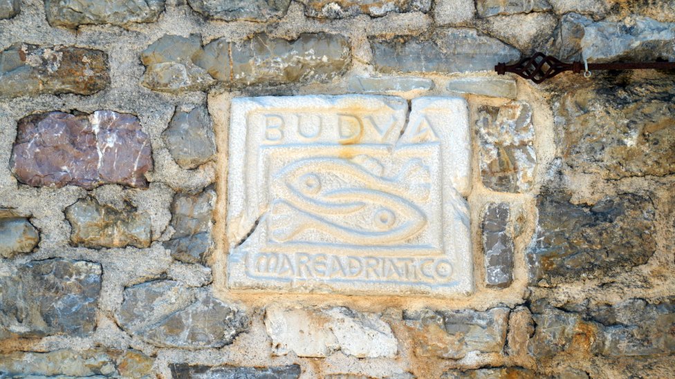 Znak Budve na zidinama Citadele u Starom gradu/BBC