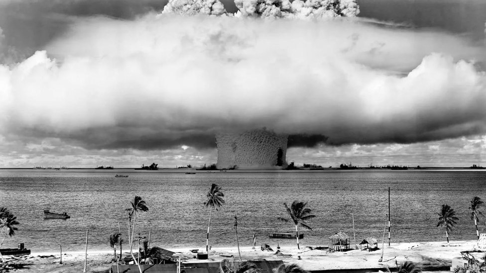 Podvodna nuklearna eksplozija na atolu Bikini na Maršalovim ostrvima rezultirala je niskim, gljivastim oblakom vode i radioaktivnim otpadom/Getty Images
