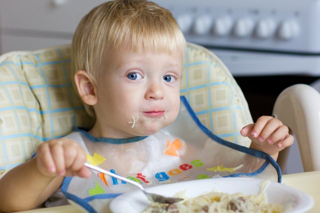 Zašto dete baca hranu tokom obroka? Odgovor se krije u znacima koje šalje
