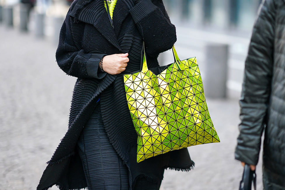 Gost na reviji nosi žutu torbu Bao Boa na Nedelji mode u Parizu 2020. godine. Prepoznatljiva po malim trouglovima od smole, postala je toliko popularna da su tržiše preplavile razne kopije/Getty Images
