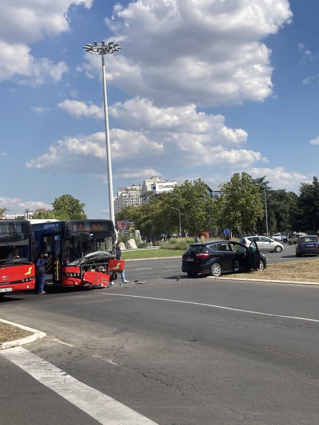 Udes na kružnom toku na Novom Beogradu; sudarili se autobus i automobil FOTO