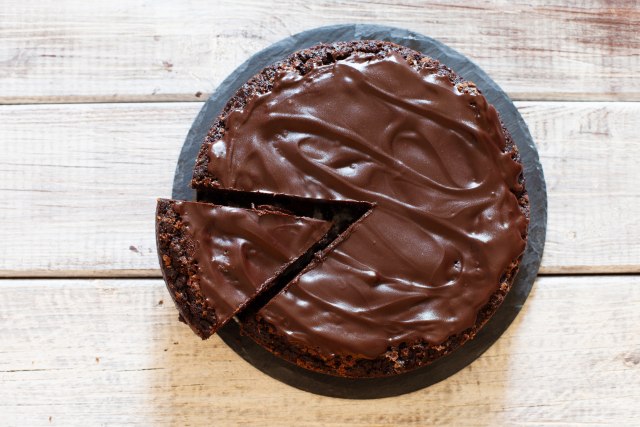 Bez jaja, putera i mleka: Čokoladni kolač bez pečenja gotov za 15 minuta