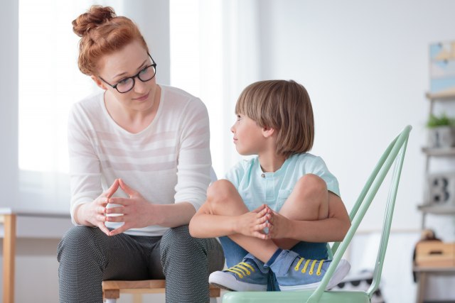 Dete vas prekida u razgovoru sa drugima – na jednostavan naèin nauèite ga da saèeka da završite